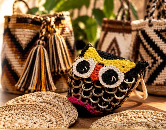 Búho tejido artesanal y mochilas en fibras naturales
